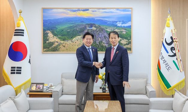 오영훈 제주도지사와 기념촬영하는 권오을 장관