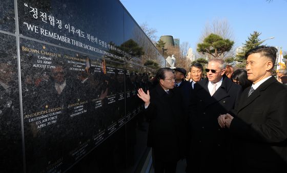 추모비 살펴보는 마이클 디솜브리 차관보