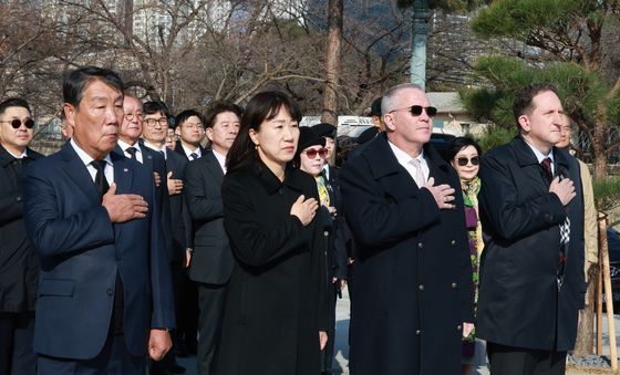 국기에 대한 경례하는 강윤진 차관과 디솜브리 차관보