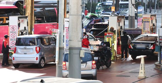 저가 주유소에 몰린 시민들