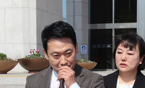 굳은 표졍으로 국회 나서는 장동혁