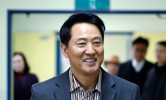 초등학교 교실로 향하는 오세훈 서울시장