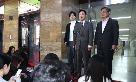 질의 답변하는 장동혁 대표