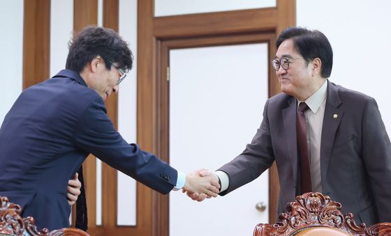 송상교 진실화해위원장과 인사하는 우원식 의장