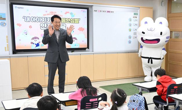 학생들에게 인사하는 오세훈 시장