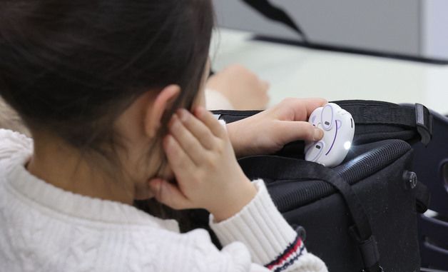 안심벨 시연해보는 학생