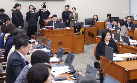 안건 통과시키는 박주민 위원장