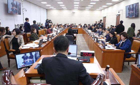 의사봉 두드리는 박주민 위원장