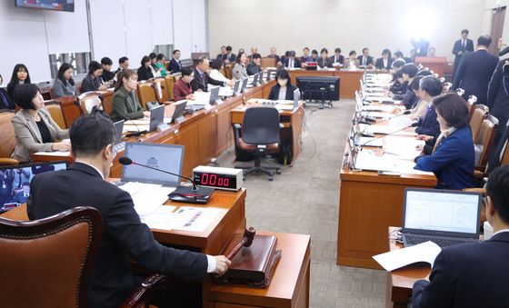 안건 상정하는 박주민 위원장