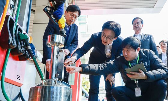 휘발유 정량 확인하는 김정관 장관