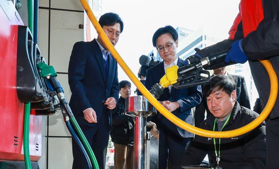 석유 최고가격제 첫날, 주유소 찾은 산업장관