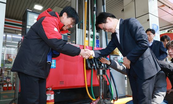 주유소 사장 격려하는 김정관 장관