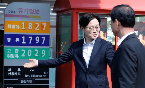 김정관 산업장관, 최고가격제 시행 첫날 주유소 방문