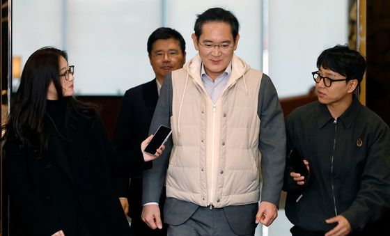 귀국하는 이재용 회장