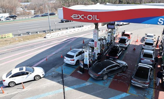 석유 최고가격제 시행, 주유소 몰린 차량들