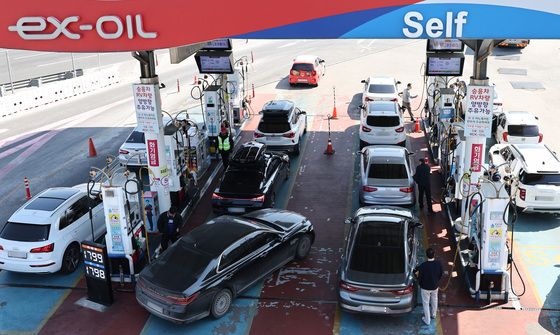 석유 최고가격제 시행 첫날, 주유소 몰린 차량들