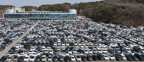 중고차 매매단지 가득찬 차량