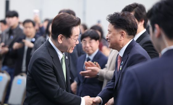 이재명 대통령, 김영환 충북도지사와 악수