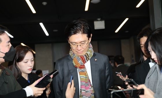 취재진 질문 받는 조정훈