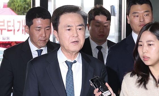 취재진 질의 답변하는 김태흠 지사