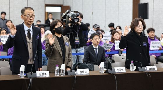 증인 선서하는 용산구청 관계자들