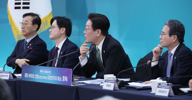 참석자 발언듣는 이재명 대통령