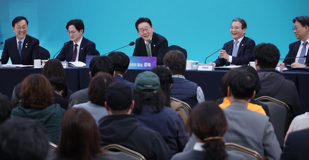 충북 타운홀미팅 발언하는 이재명 대통령