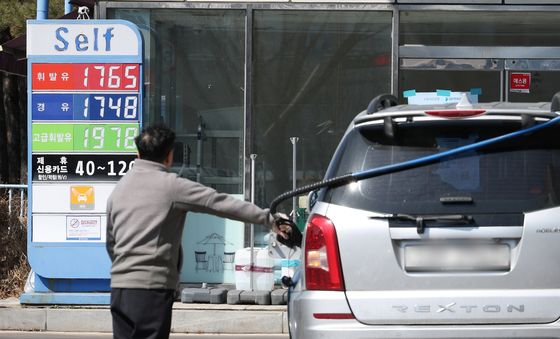 저가 주유소 찾아 나선 시민들