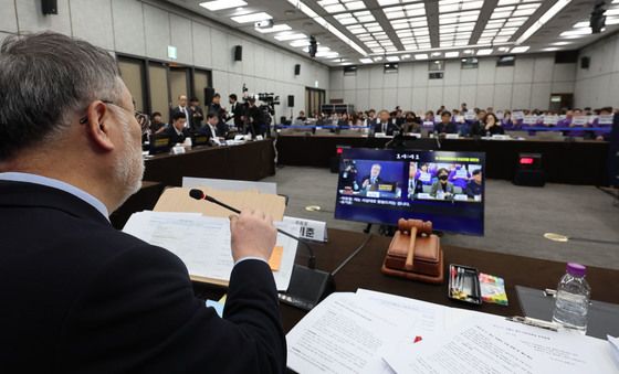 청문회 진행하는 송기춘 특조위원장