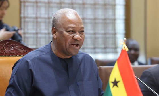 인사말하는 존 드라마니 마하마 가나 대통령