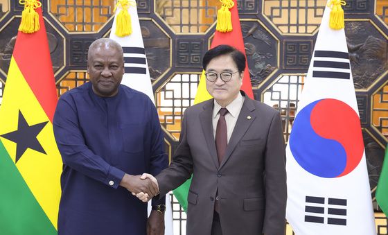 가나 대통령과 악수하는 우원식 의장