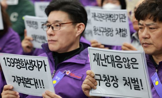 증인들 답변 듣는 유가족