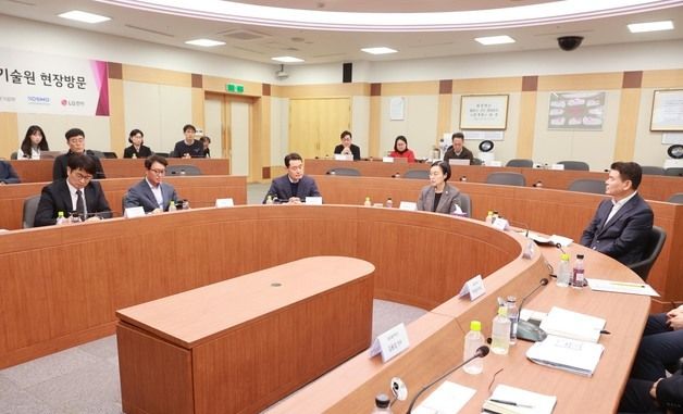 한성숙 장관, AI+제조상생형 AI 스마트제조 현장방문