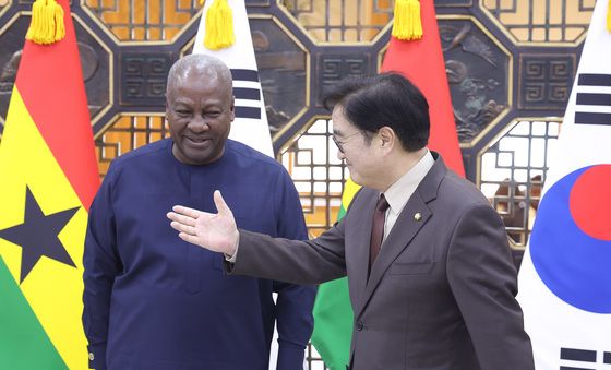 가나 대통령 안내하는 우원식 의장