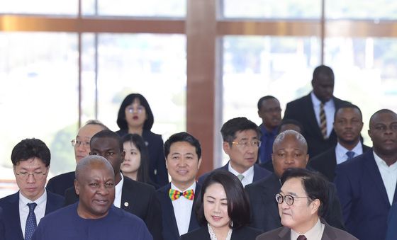 가나 대통령과 레드카펫 걷는 우원식 의장