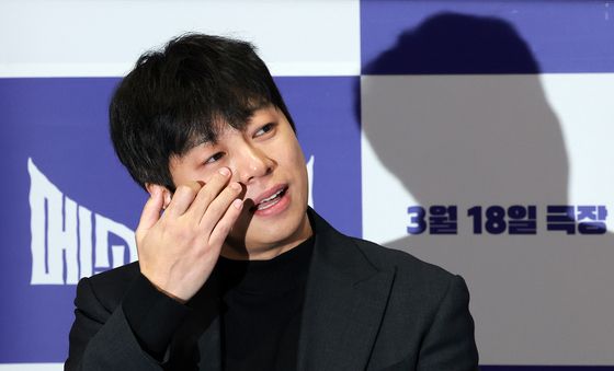 눈물 훔치는 이기혁 감독