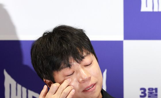 눈물 훔치는 이기혁 감독