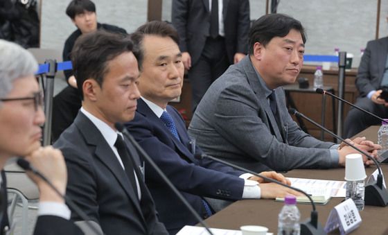 질의 듣는 소방 관계자들