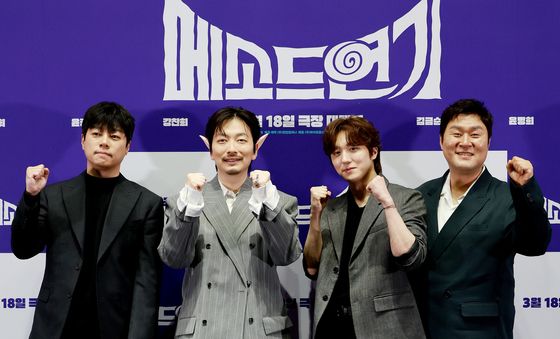 '메소드연기' 파이팅 외치는 이기혁 감독과 주연 배우들