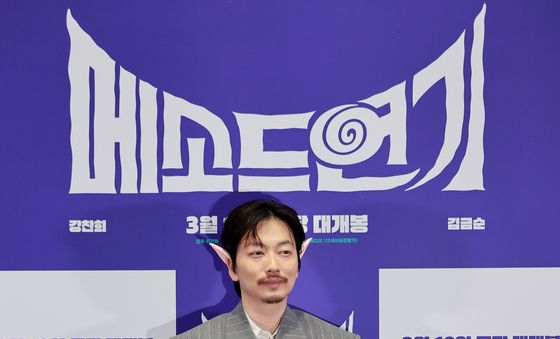 외계인 귀로 취재진에게 웃음 선물한 배우 이동휘