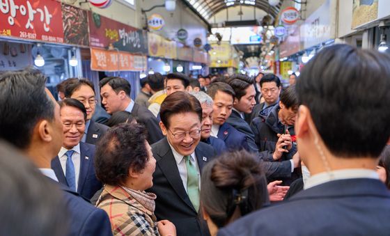 청주 사창시장 방문한 이재명 대통령