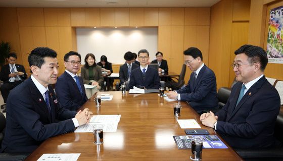 마주 앉은 윤호중 장관과 日방재대신