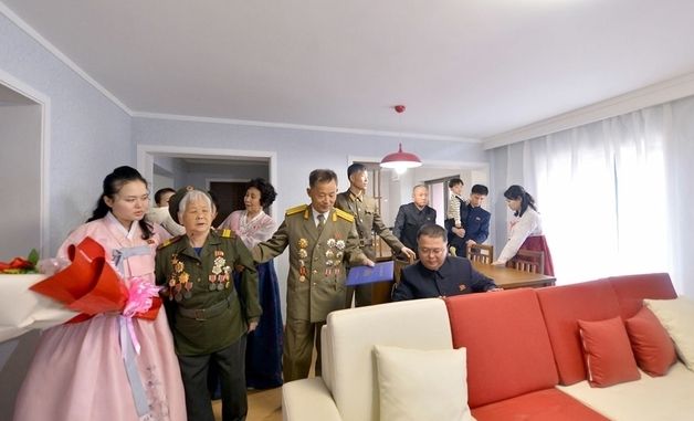 北 "온 나라 인민 뜨거운 축하 속에 새별거리 새집들이"