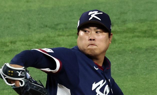 힘차게 공을 던지는 류현진