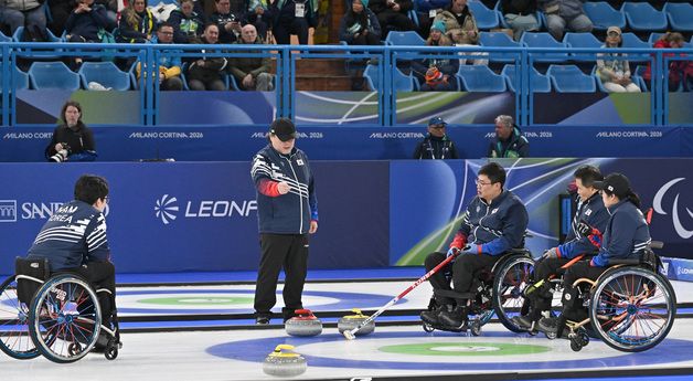 작전 지시하는 임성민 감독