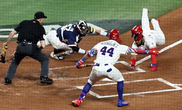 득점에 성공하는 블라디미르 게레로 주니어