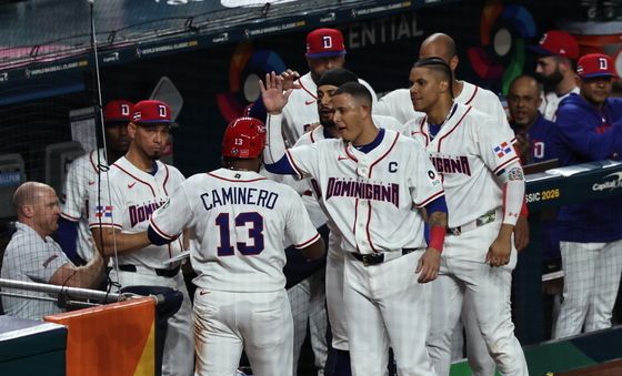 2회말 앞서가는 도미니카 공화국