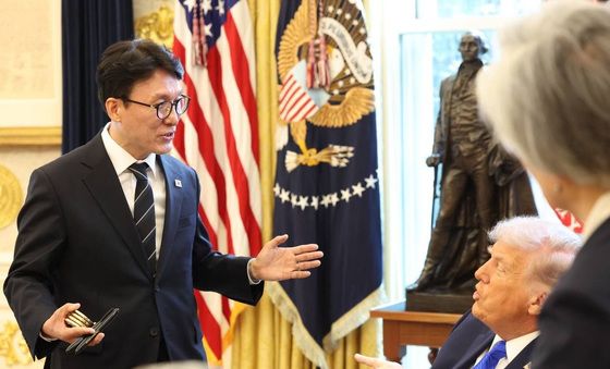 트럼프 대통령과 대화 나누는 김민석 총리