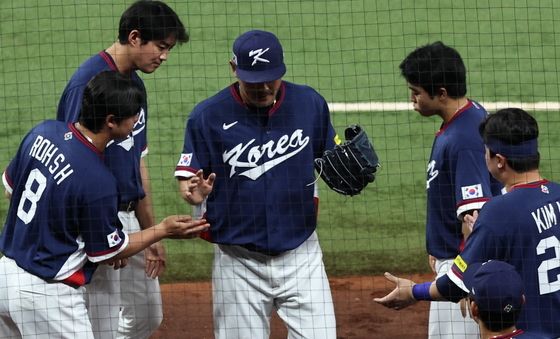 연속 안타로 실점하며 교체되는 노경은