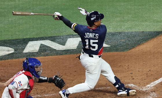 저마이 존스, 크리스토퍼 산체스 상대 팀 첫 안타 신고